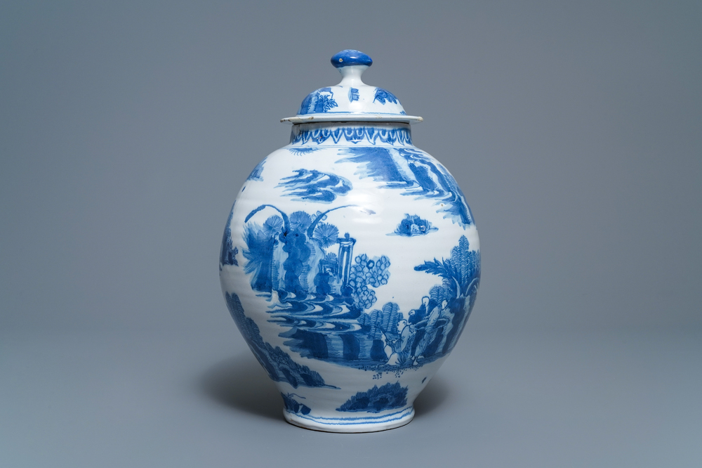 Een blauw-witte Delftse dekselvaas met chinoiserie decor, 2e helft 17e eeuw