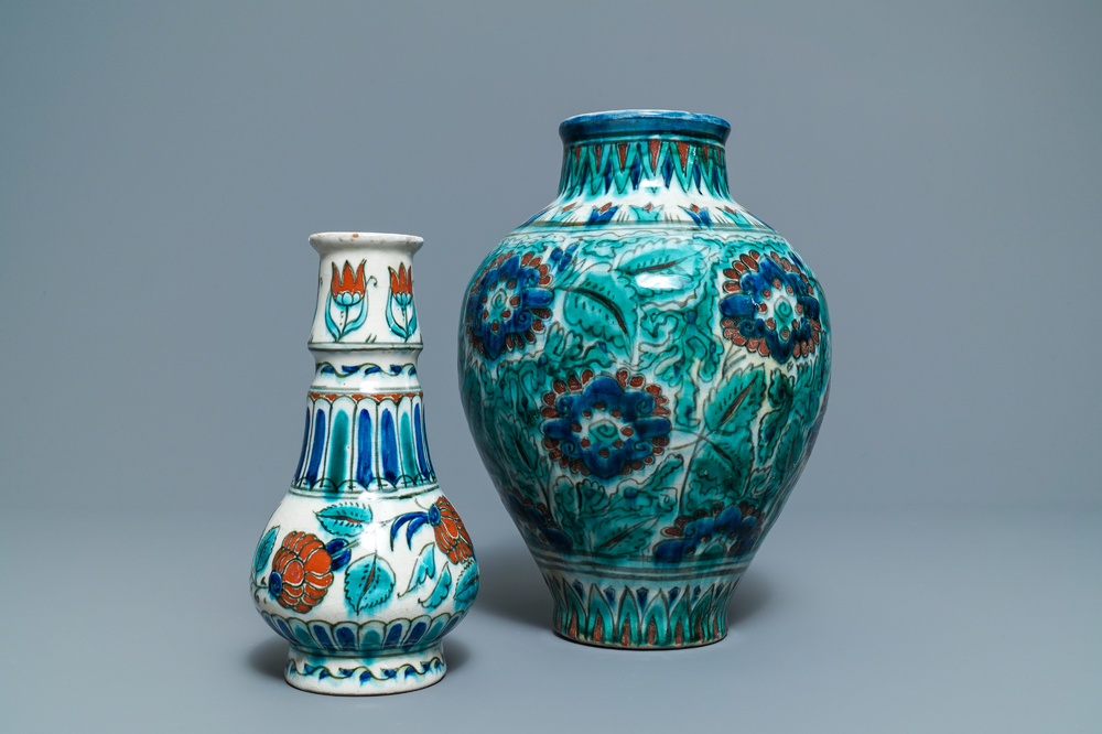 Deux vases de style Iznik en fa&iuml;ence de Delft, Porceleyne Fles, 1&egrave;re moiti&eacute; du 20&egrave;me