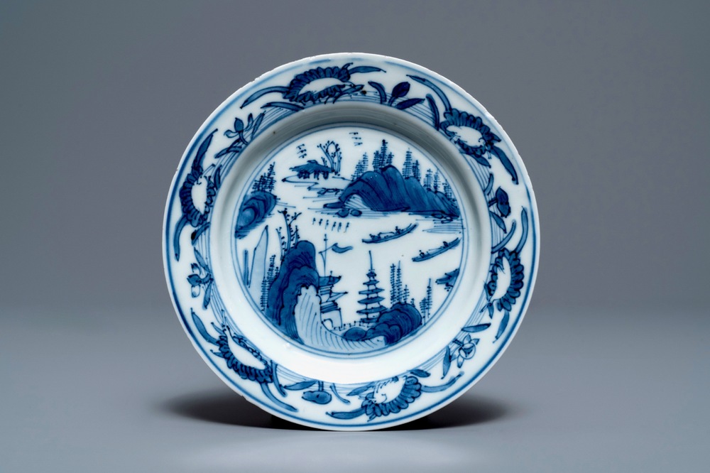 Een Chinees blauw-wit bordje met een fijn landschap en kraanvogels, Wanli