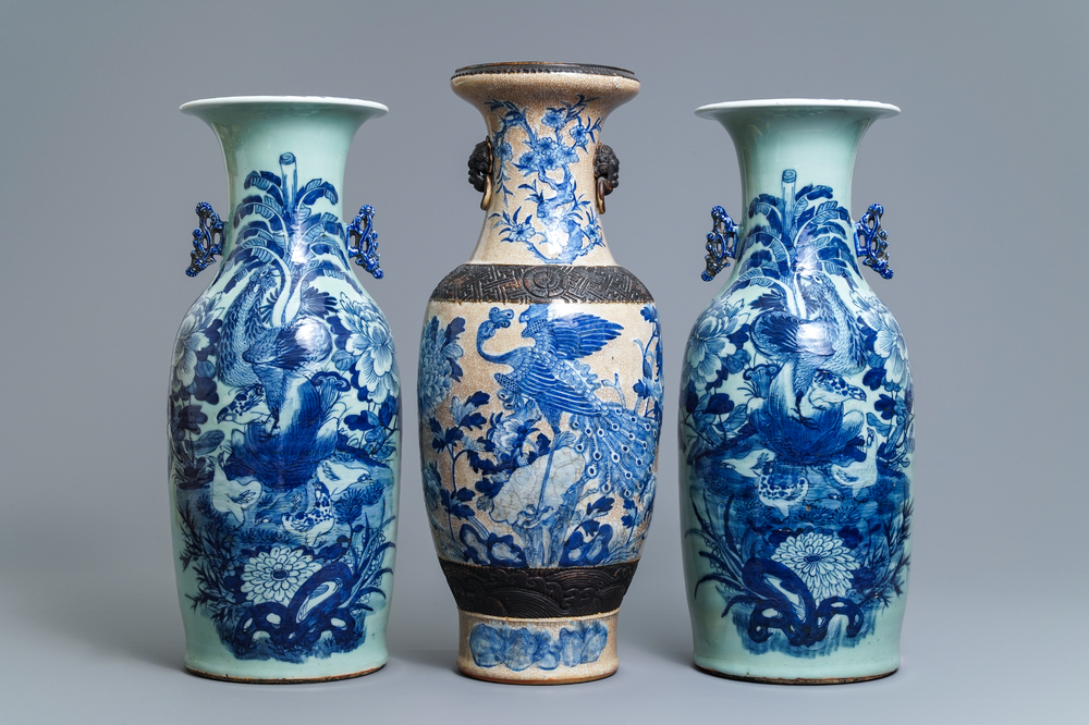 Une paire de vases en porcelaine de Chine bleu et blanc sur fond c&eacute;ladon et un vase dit 'de Nankin', 19&egrave;me