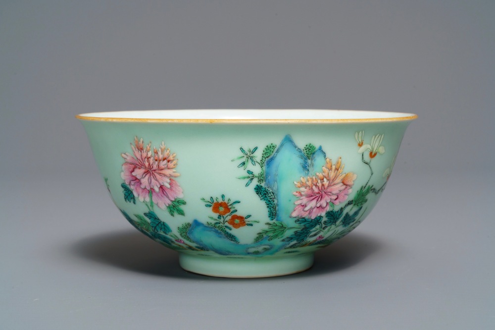 Een Chinese famille rose kom met floraal decor op celadon fondkleur, Qianlong merk, 19/20e eeuw