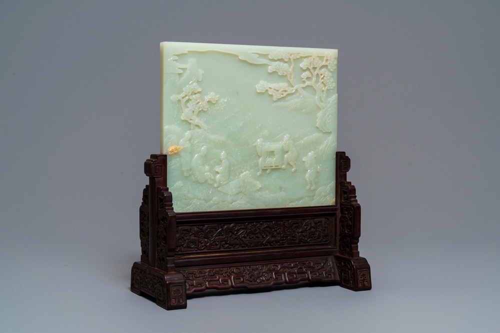 Un &eacute;cran de table en jade c&eacute;ladon p&acirc;le et bois sculpt&eacute;, Chine, 19/20&egrave;me