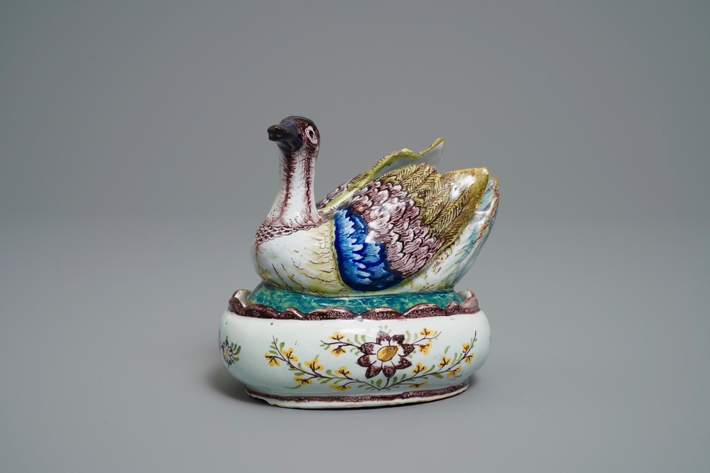 Un beurrier couvert en fa&iuml;ence polychrome de Delft en forme de pluvier, 18&egrave;me