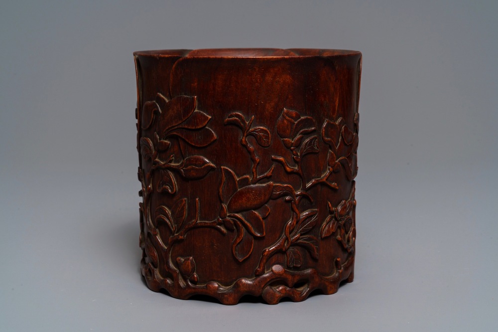 Un pot &agrave; pinceaux en bois sculpt&eacute; &agrave; d&eacute;cor de magnolias, prob. Qing