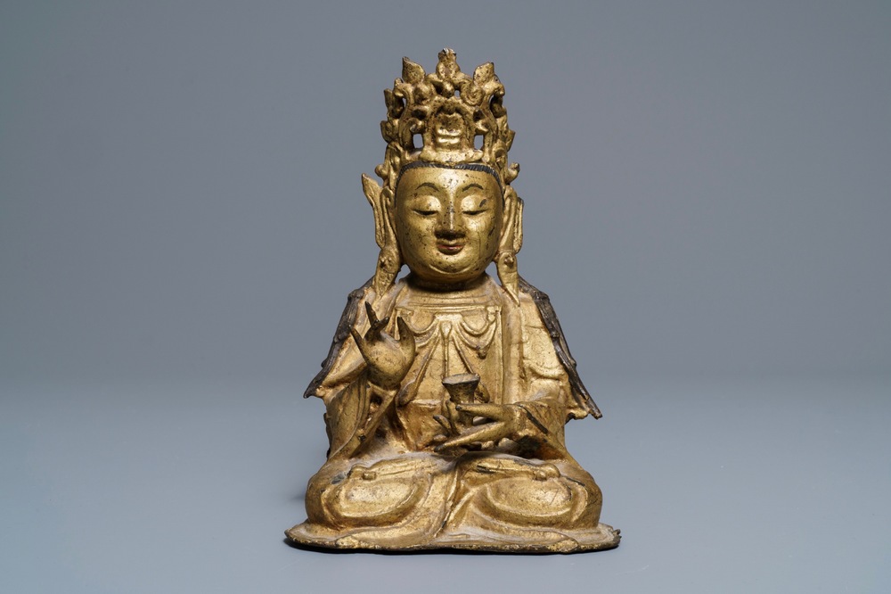 Een Sino-Tibetaanse verguld bronzen figuur van Boeddha, Ming