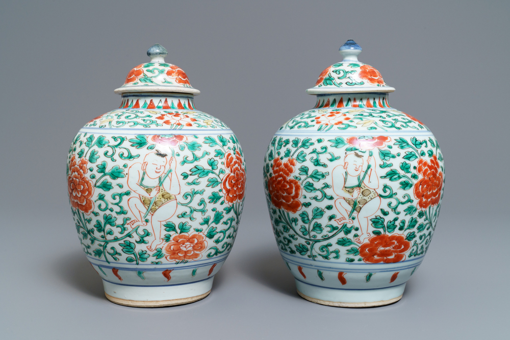 Une paire de pots couverts en porcelaine de Chine wucai, &eacute;poque Transition