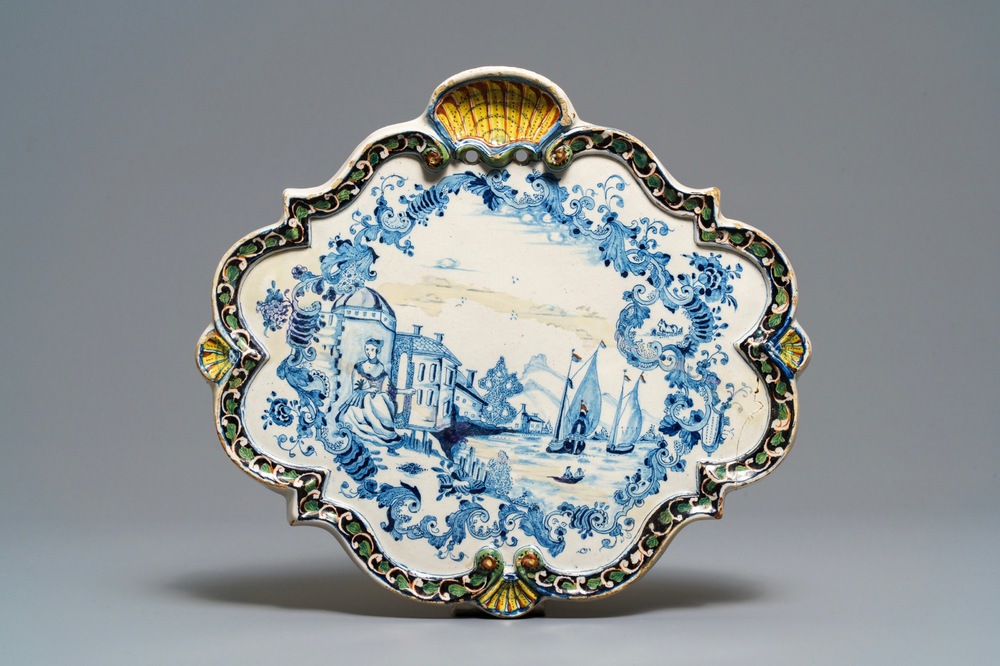 Une plaque en fa&iuml;ence polychrome de Delft &agrave; d&eacute;cor de bateaux, 18&egrave;me