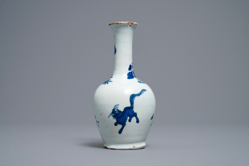 Un vase de forme bouteille en fa&iuml;ence de Delft en bleu et blanc de style Kakiemon, fin du 17&egrave;me