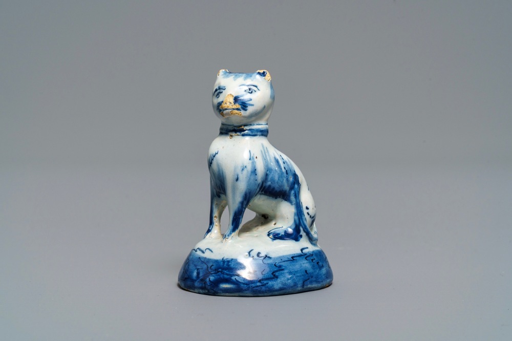 Een blauw-wit Delfts miniatuur model van een kat, 18e eeuw