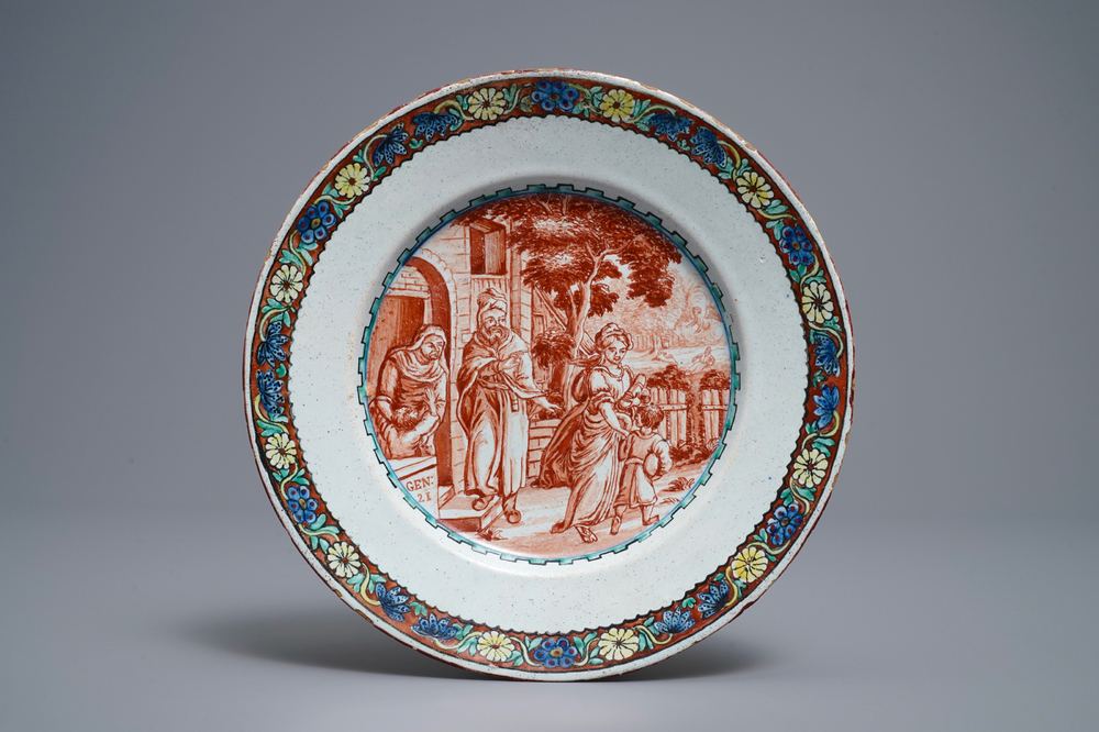 Une assiette en fa&iuml;ence polychrome de Delft petit feu &agrave; d&eacute;cor religieux, 18&egrave;me