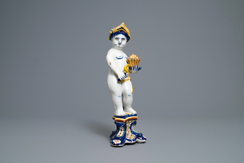 Een polychrome Delftse figuur van een jongen, allegorie van de lente, 18e eeuw