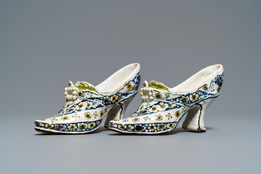 Une paire de souliers en fa&iuml;ence polychrome de Lille, France, dat&eacute;e 1751