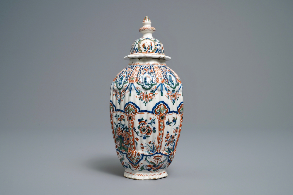 Un vase couvert en fa&iuml;ence de Delft en palette cachemire, 17/18&egrave;me
