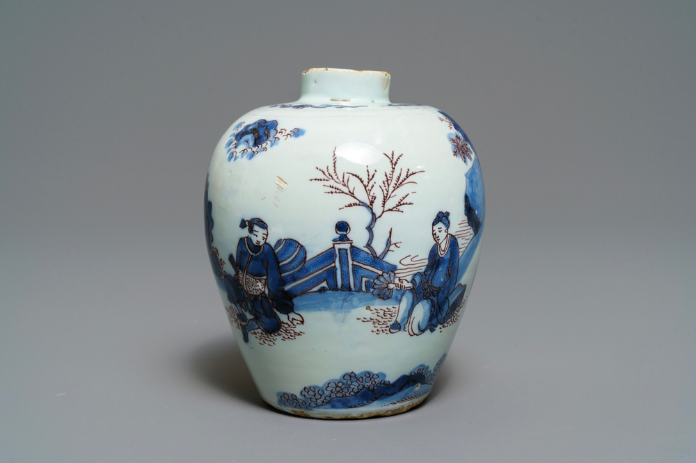 Un vase en fa&iuml;ence de Delft en bleu, blanc et mangan&egrave;se &agrave; d&eacute;cor de chinoiserie, 2&egrave;me moiti&eacute; du 17&egrave;me