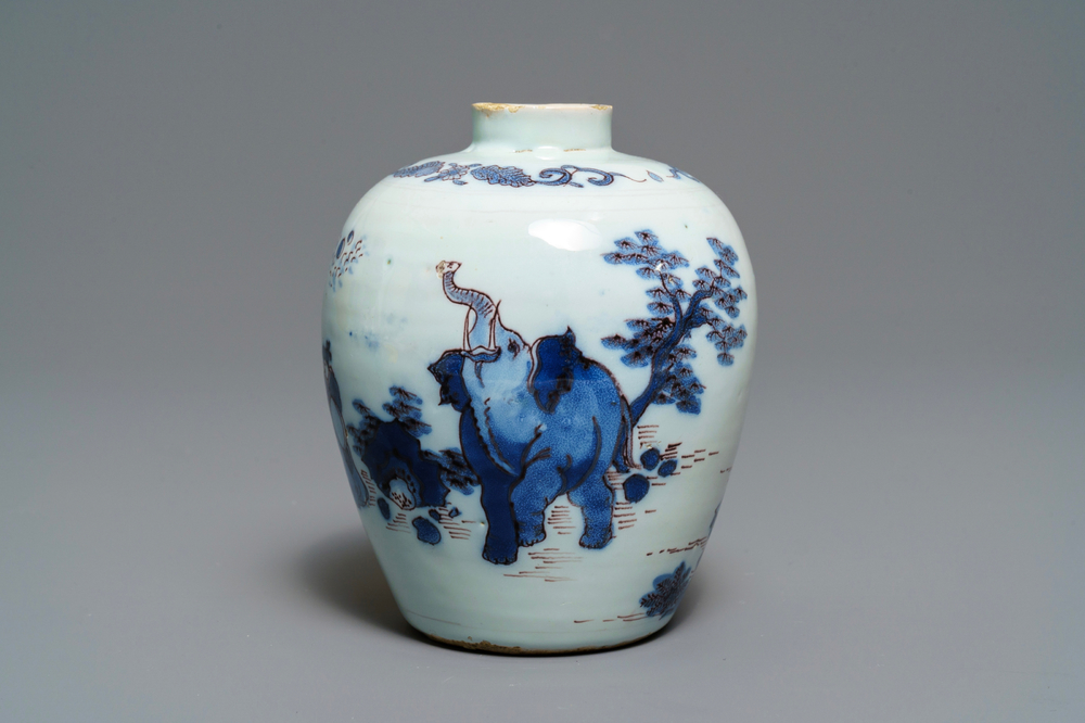 Un vase en fa&iuml;ence de Delft en bleu, blanc et mangan&egrave;se &agrave; d&eacute;cor d'un &eacute;l&eacute;phant, 2&egrave;me moiti&eacute; du 17&egrave;me