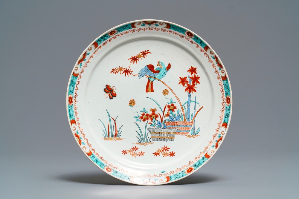 Une assiette en fa&iuml;ence de Delft dor&eacute; de style Kakiemon, d&eacute;but du 18&egrave;me