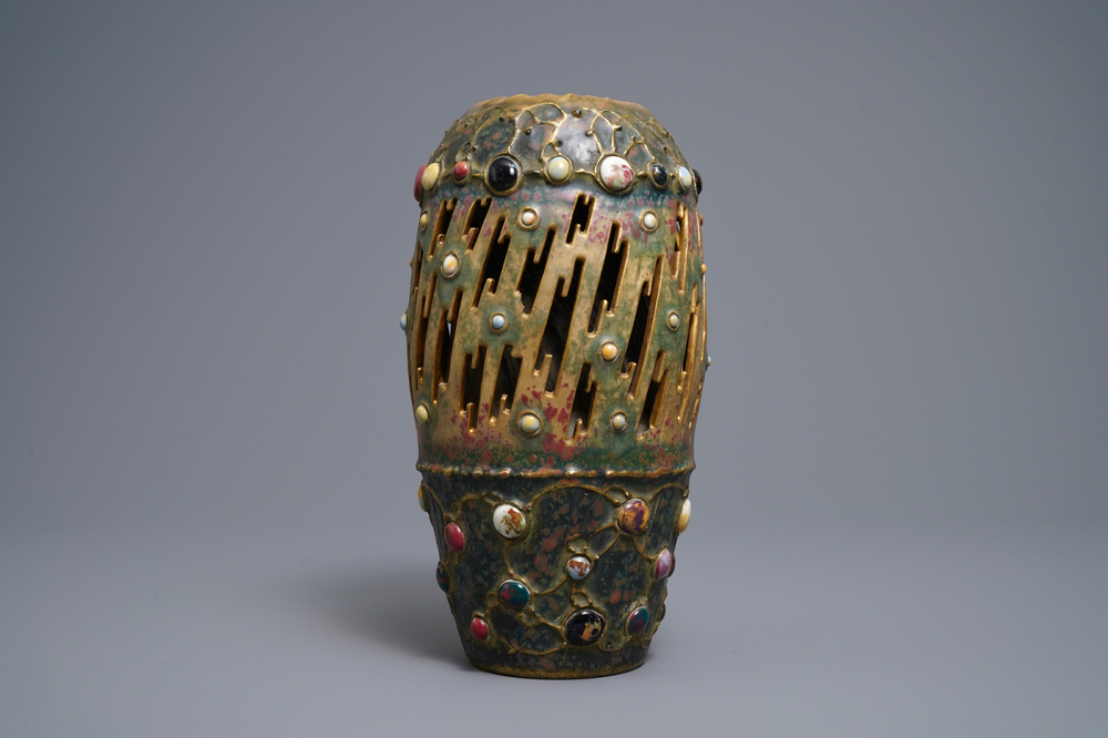Een Amphora vaas met pseudo-edelstenen en bliksemdecor, Gres-Bijou series, Oostenrijk, begin 20e eeuw