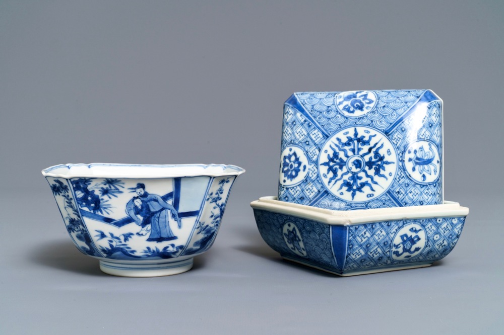 Een Chinese blauw-witte vierkante dekseldoos en een kom, Chenghua merk, Kangxi