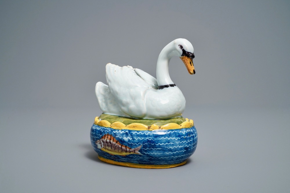 Un beurrier couvert en fa&iuml;ence polychrome de Delft en forme de cygne, 18&egrave;me