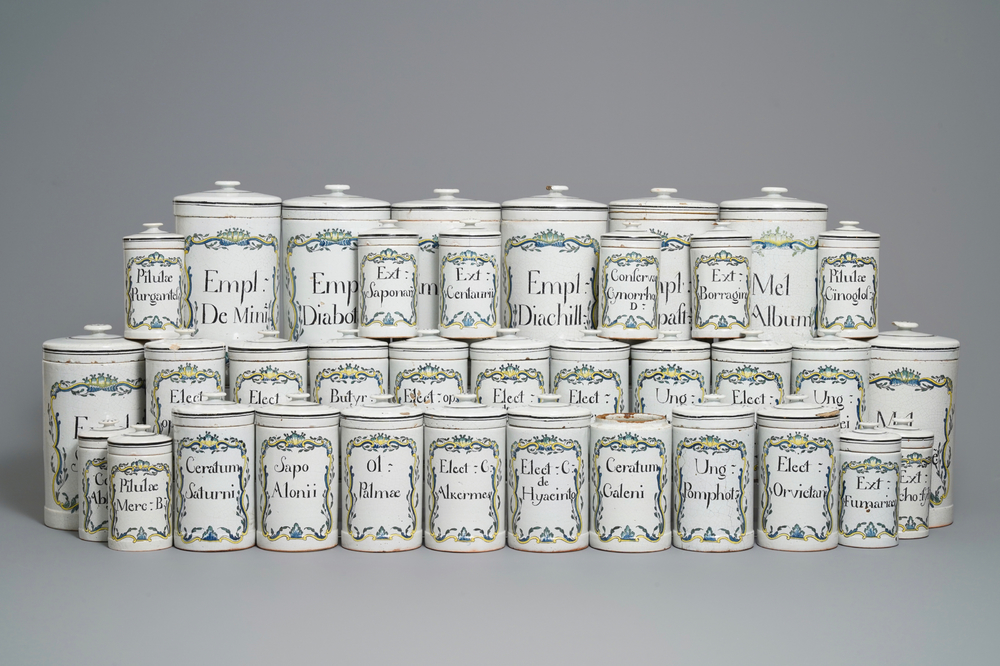 Un ensemble exceptionnel de 35 pots de pharmacie de type albarello en fa&iuml;ence de Rouen, France, fin du 18&egrave;me