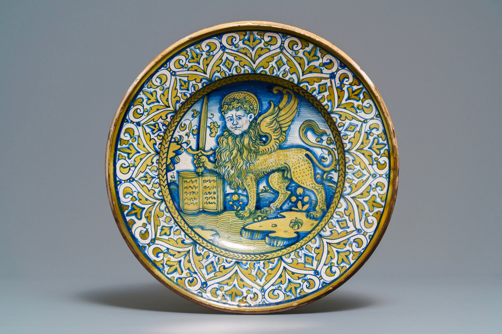 Un grand plat en majolique italienne &agrave; d&eacute;cor d'un lion de saint Marc, Deruta, 2&egrave;me quart du 16&egrave;me