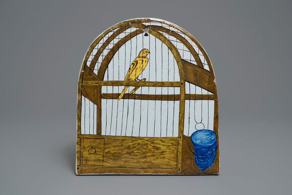 Een polychrome Delftse trompe l'oeil plaquette met een vogelkooi, 18e eeuw