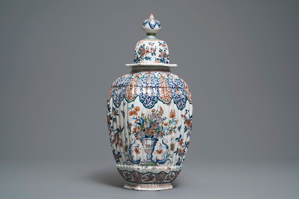 Un grand vase en fa&iuml;ence de Delft en palette cachemire, d&eacute;but du 18&egrave;me