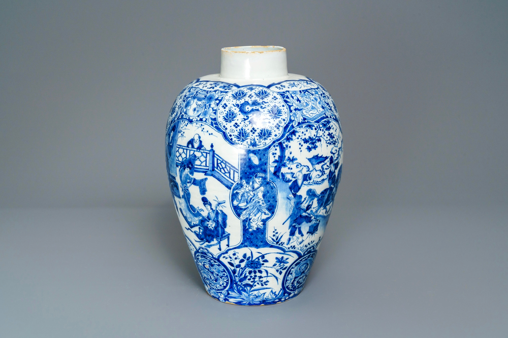 An exceptional and large Dutch Delft blue and white chinoiserie vase, 17/18th C.