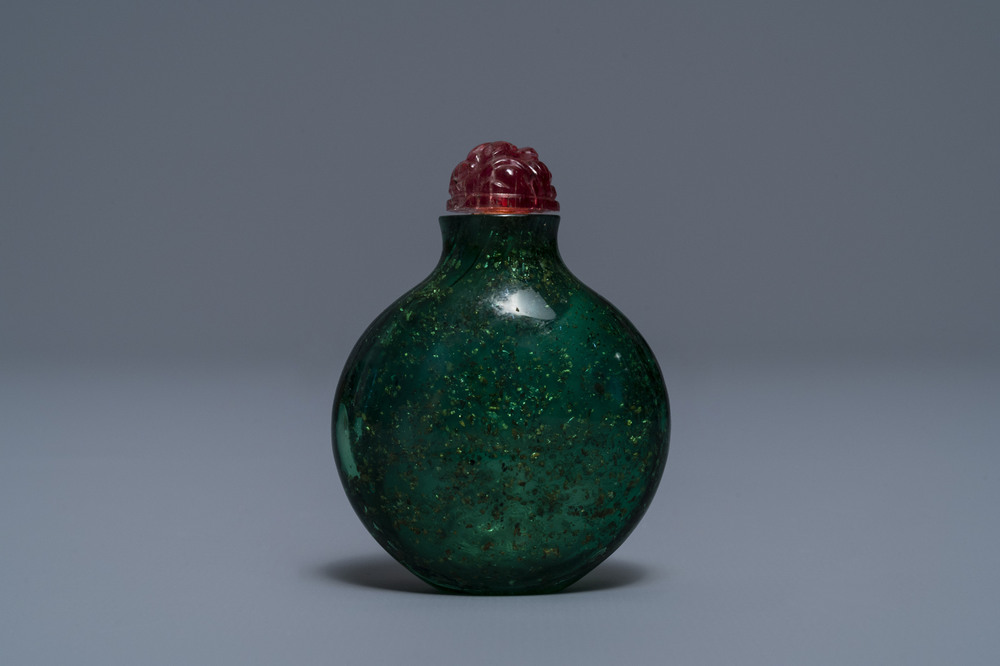 Een Chinese groene glazen snuiffles met biotiet, Keizerlijke Glasmanufactuur, Peking, 1730-1840