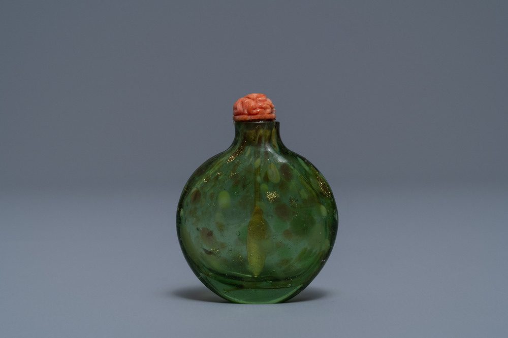 Une tabati&egrave;re en verre sandwich biotite, Verrerie Imp&eacute;riale, P&eacute;kin, Chine, 1720-1840