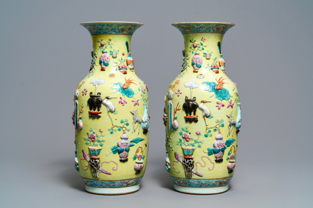 Une paire de vases en porcelaine de Chine famille rose &agrave; fond jaune, 19&egrave;me