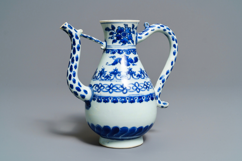 Une verseuse en porcelaine de Chine en bleu et blanc, &eacute;poque Transition