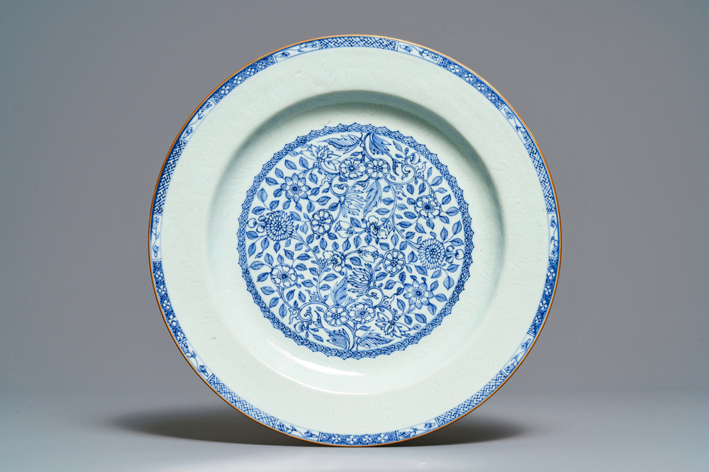 Un plat en porcelaine de Chine en bleu et blanc &agrave; bordure incis&eacute;e, Kangxi