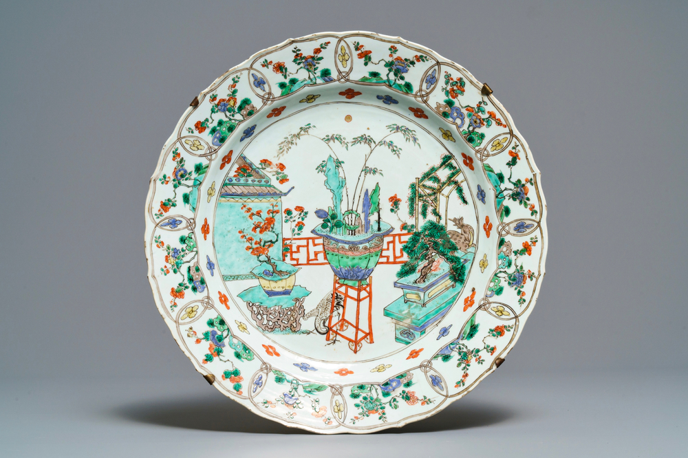 Een Chinese famille verte schotel met Johanneum merk, ex-coll. Augustus de Sterke, Kangxi