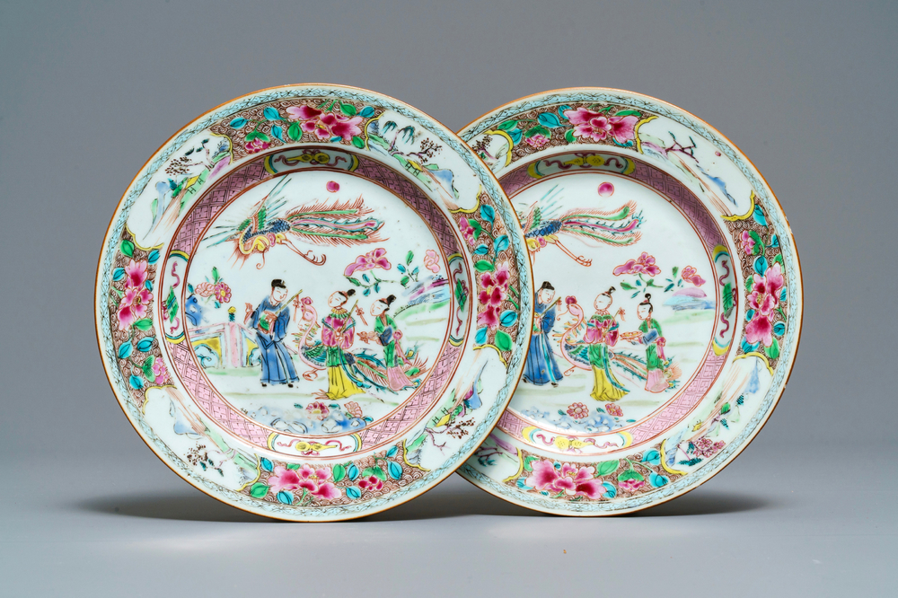 Une paire d'assiettes en porcelaine de Chine famille rose &agrave; d&eacute;cor de ph&eacute;nix, Qianlong