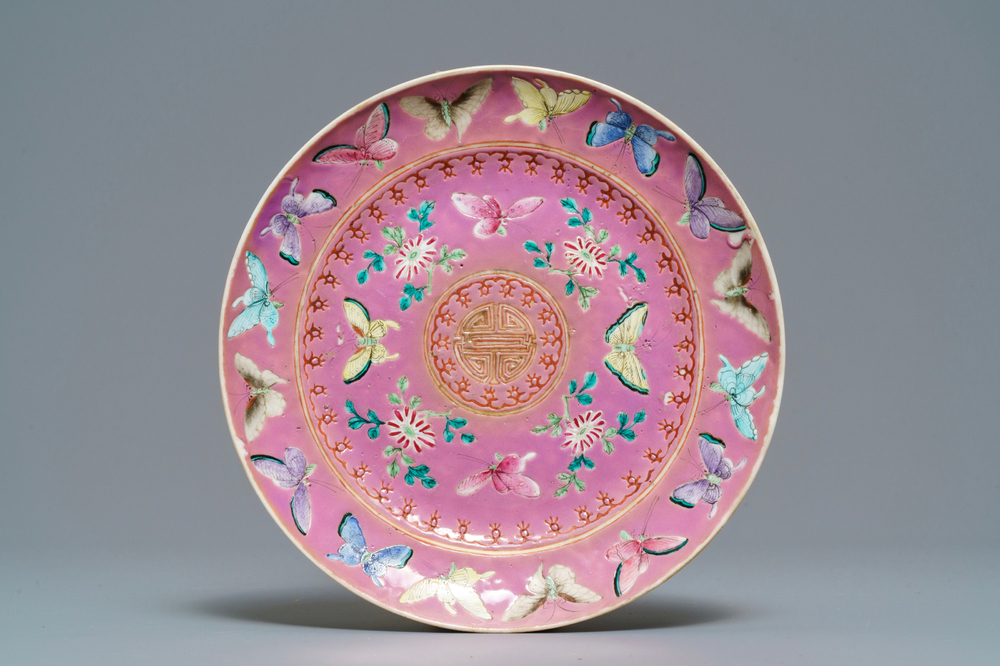 Une assiette en porcelaine de Chine famille rose pour le march&eacute; Nyonya, Peranakan ou Straits, 19&egrave;me