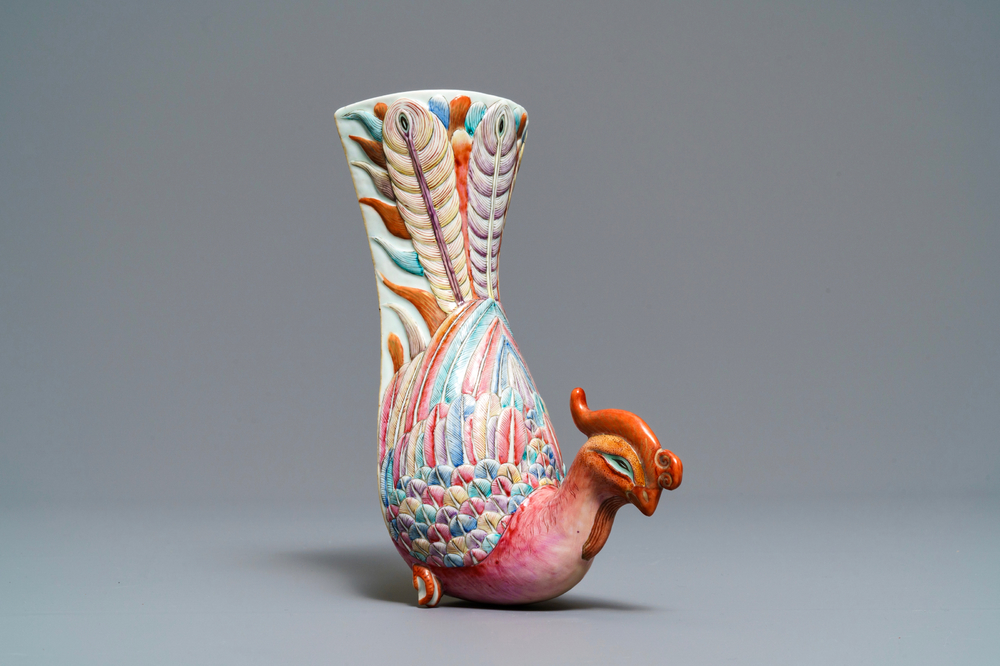 Un vase &agrave; suspendre en forme de ph&eacute;nix en porcelaine de Chine famille rose, Qianlong/Jiaqing