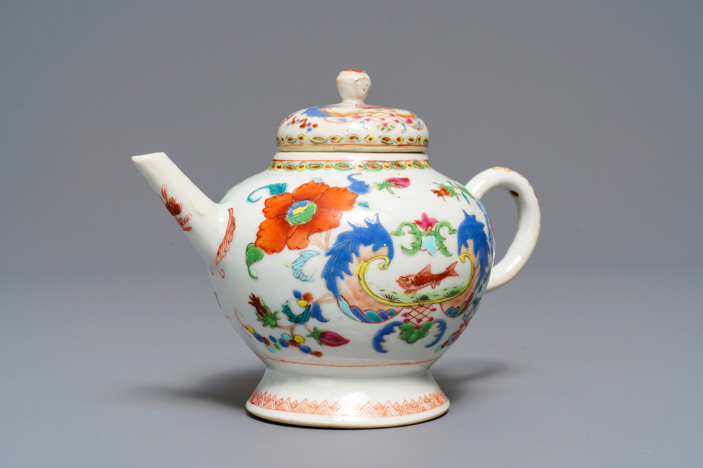 Een Chinese famille rose 'Pompadour' theepot met deksel, Qianlong