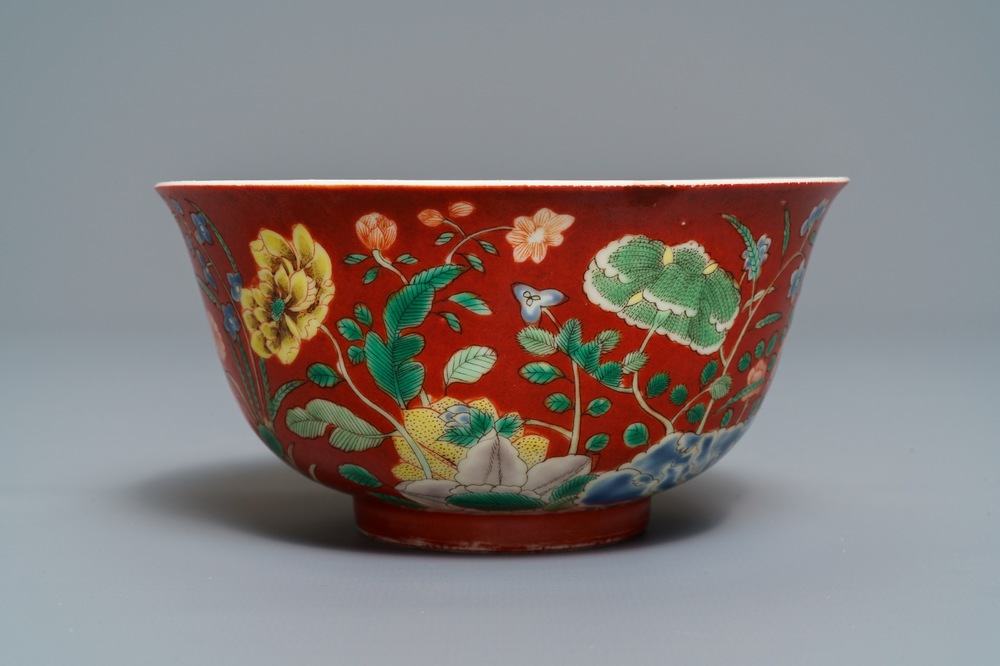 Un bol en porcelaine de Chine falancai &agrave; fond rouge de corail, marque et poss. &eacute;poque de Yongzheng