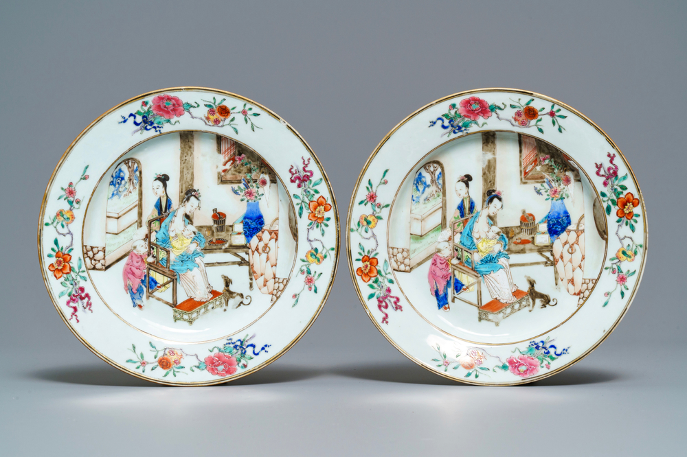 Une paire d'assiettes en porcelaine de Chine famille rose &agrave; d&eacute;cor d'une femme allaitante, Yongzheng