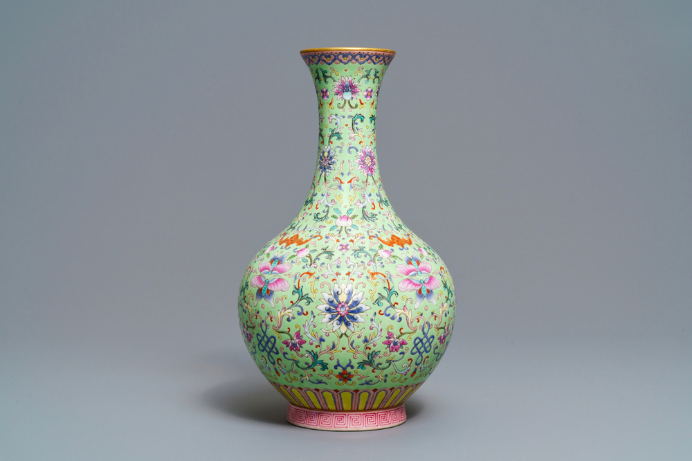 Un vase de forme bouteille en porcelaine de Chine famille rose &agrave; fond vert citron, marque de Qianlong, R&eacute;publique