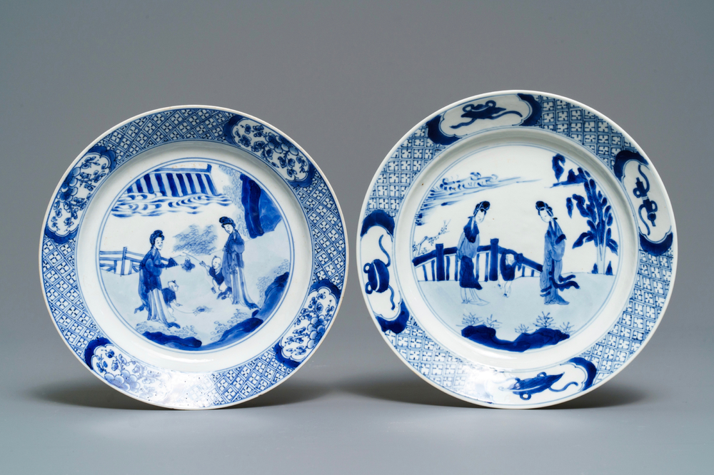 Twee Chinese blauw-witte borden met Lange Lijzen en zotjes, Chenghua merk, Kangxi