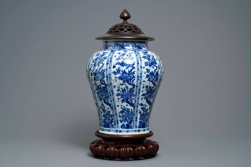 Un grand vase balustre en porcelaine de Chine en bleu et blanc au couvercle et socle en bois, Kangxi