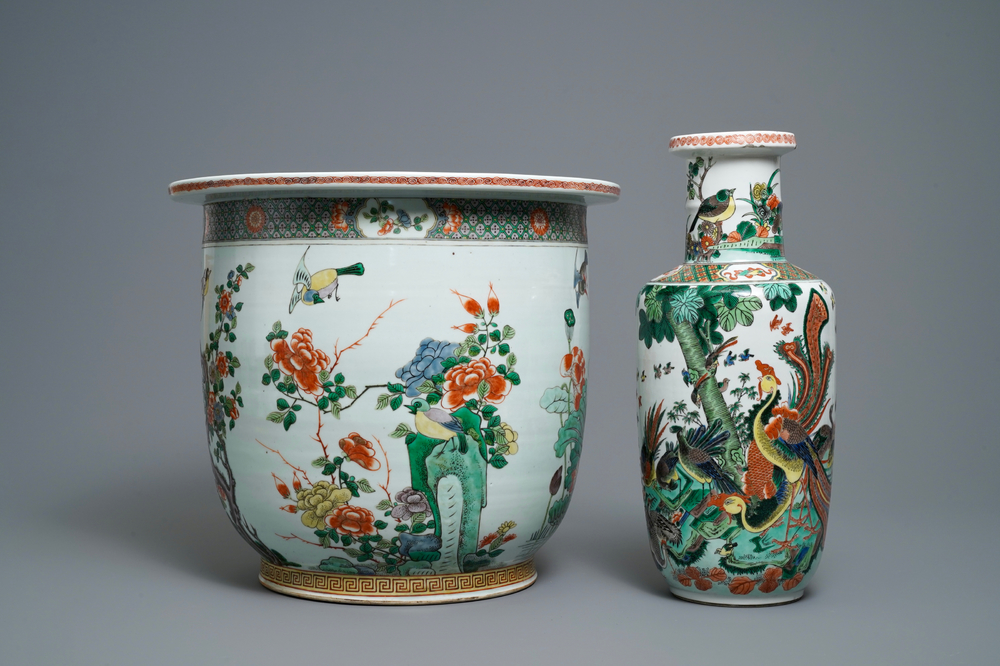 Une grande jardini&egrave;re et un vase de forme rouleau en porcelaine de Chine famille verte, 19&egrave;me