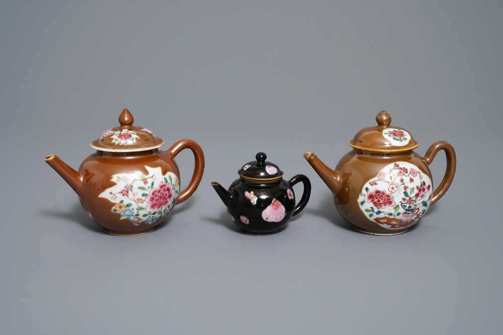 Trois th&eacute;i&egrave;res en porcelaine de Chine famille rose sur fond capucin et noire, Yongzheng/Qianlong