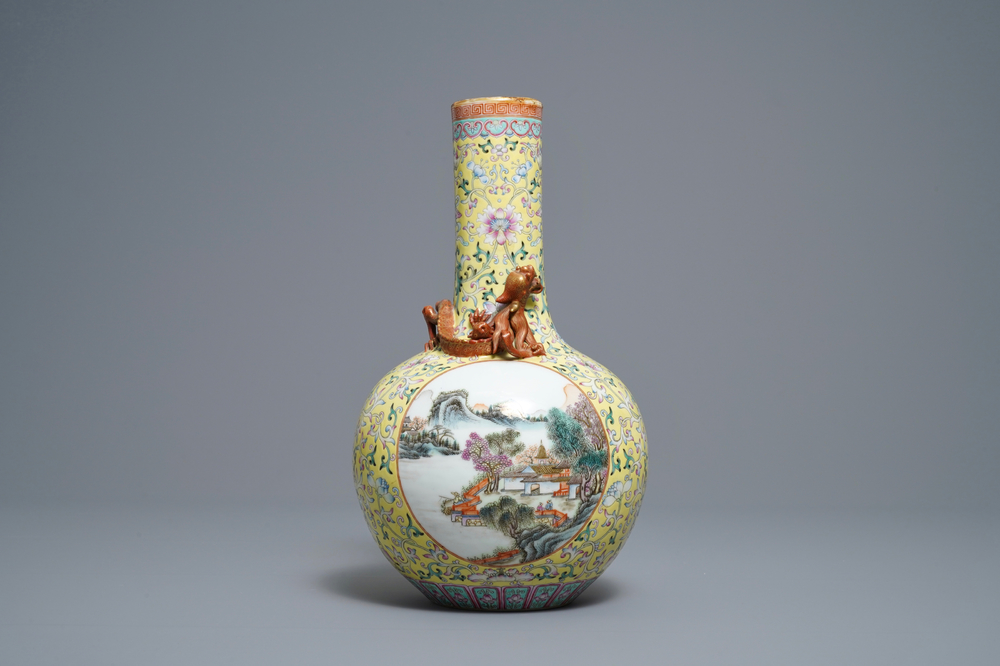 Un vase de forme bouteille en porcelaine de Chine famille rose, marque de Qianlong, R&eacute;publique