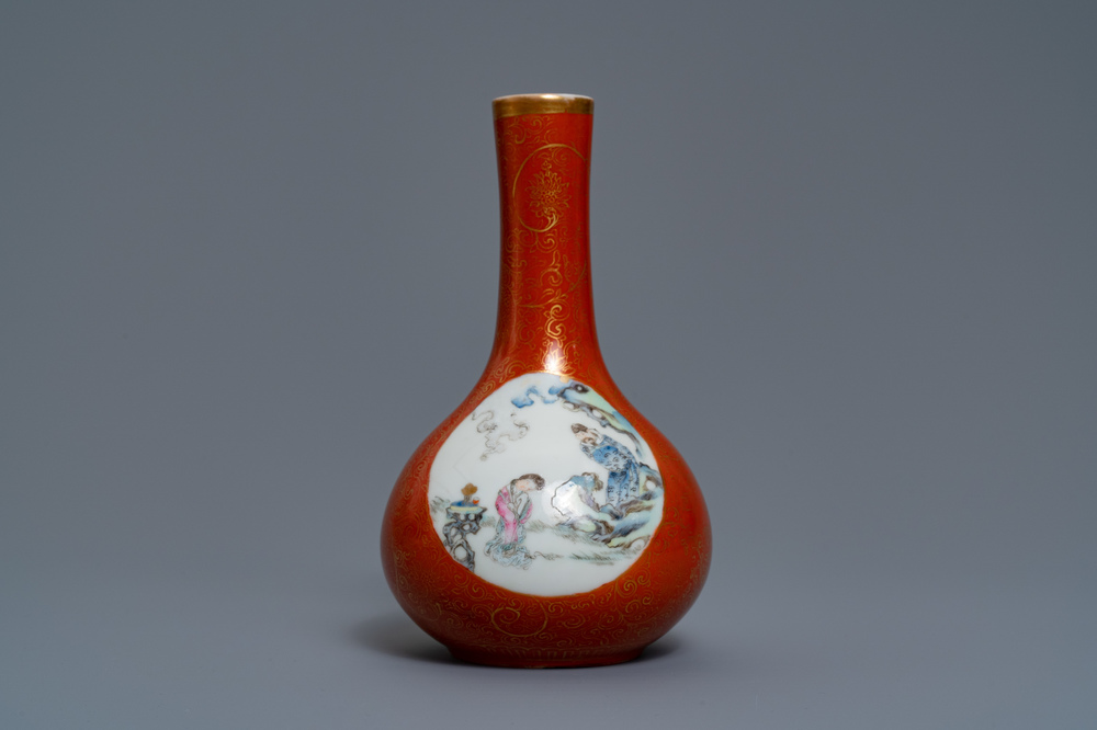 Un vase de forme bouteille en porcelaine de Chine famille rose &agrave; fond corail, marque de Qianlong, 19/20&egrave;me