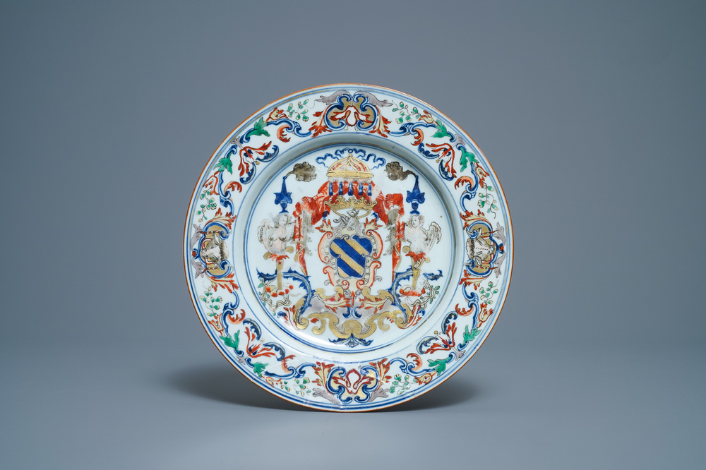 Een Chinese verte-Imari wapenschotel voor de Portugese markt met wapen van Ataide, ca. 1720