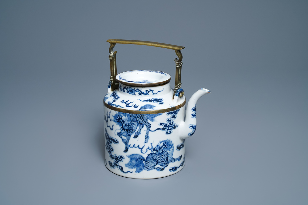 Une grande th&eacute;i&egrave;re en porcelaine de Chine 'Bleu de Hue' pour le Vietnam &agrave; d&eacute;cor de kylins, 19&egrave;me