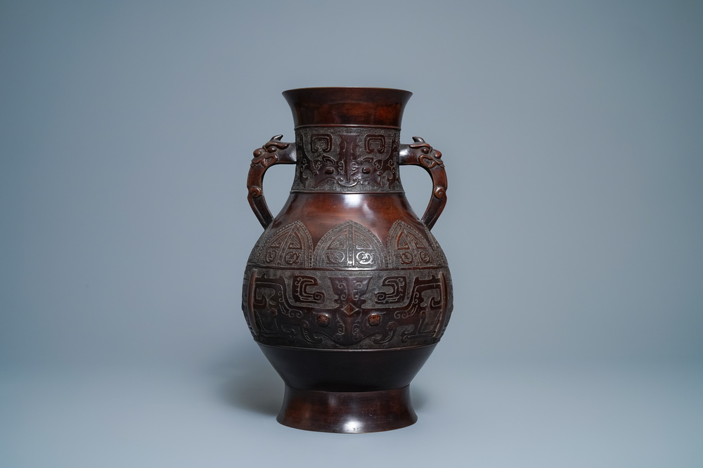 Een Chinese archa&iuml;sche bronzen vaas, Zuo zisun yong merk, 18e eeuw